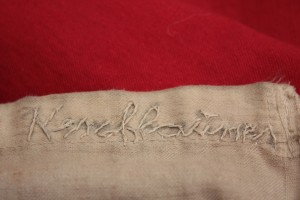 Das selbstgenähte Autogramm von Kerschbaumer auf der Tiroler Fahne.
