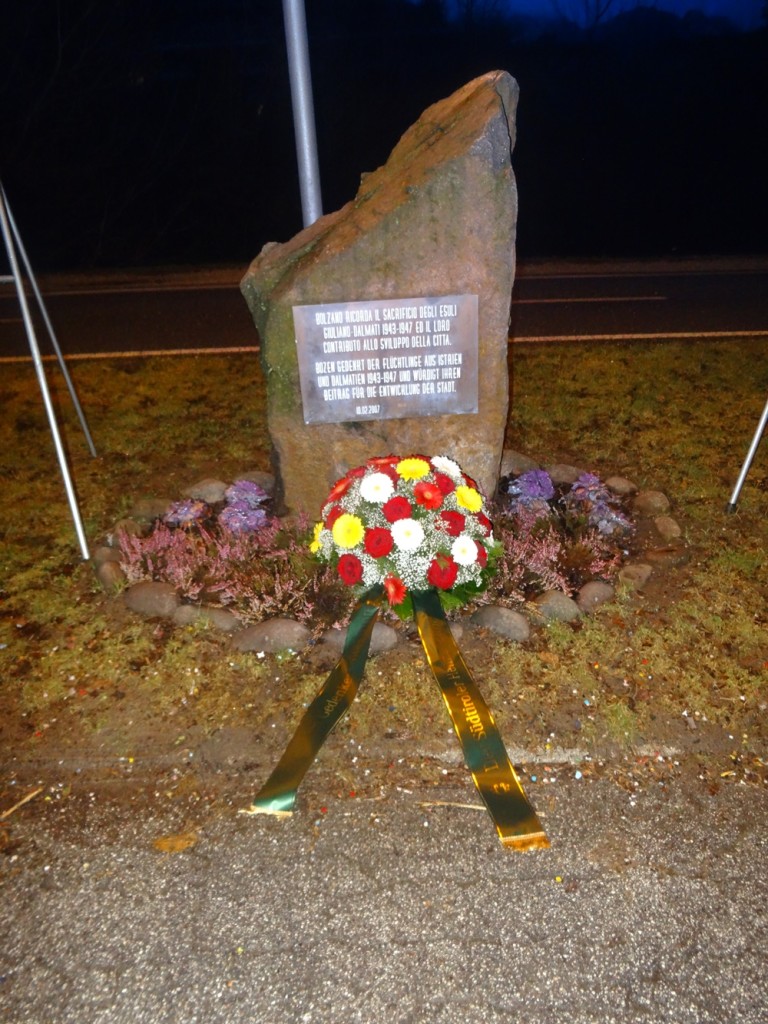 Foibe- Denkmal mit SHB Blumen