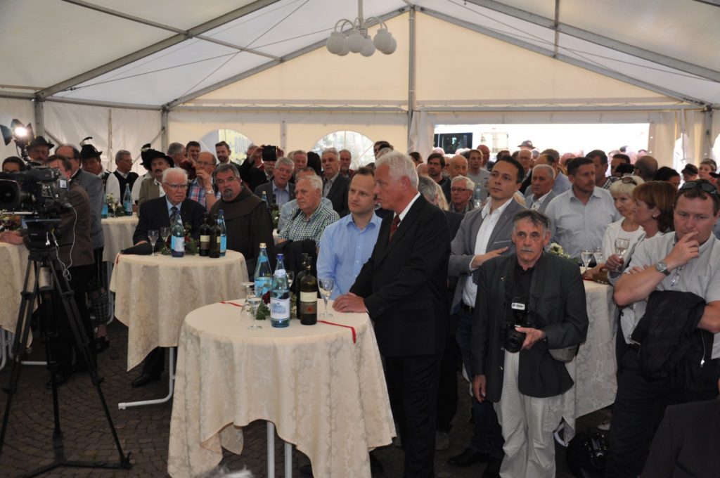 Gut besuchte Eröffnung lässt auf viele Besucher schließen - BAS-Ausstellung als Hilfsmittel zur Findung der eigenen Identität