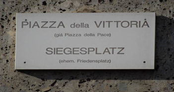 friedensplatz_schild_bozen