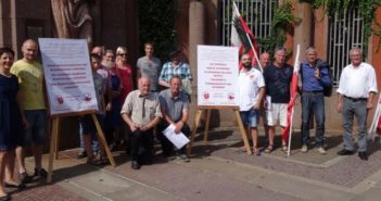 Die Demonstranten vor dem Bozner Regierungskommissariat