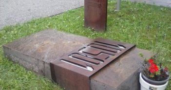 Gedenkstein und Erklärungstafel im Militärfriedhof in Amras (Innsbruck) Foto AHB