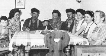 Sepp Kerschbaumer, damals SVP-Obmann in Frangart und Begründer des „Befreiungsausschusses Südtirol“ (BAS), im Kreise seiner Familie.