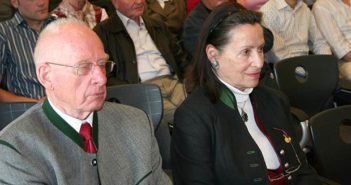 Auf der Fahrt wird uns zwei Nordtiroler Freiheitskämpfer (Herlinde und Klaudius Molling) begleiten und von ihrem Einsatz für Südtirol erzählen.