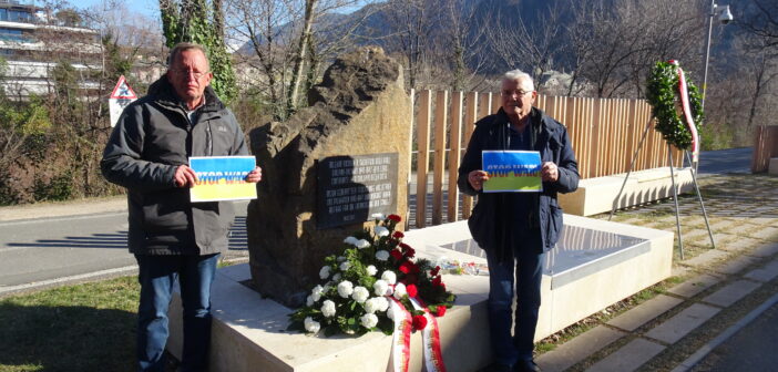 <strong>Foibe Denkmal in Bozen – Südtiroler Heimatbund legt am Gedenktag Blumen nieder. STOP WAR</strong>
