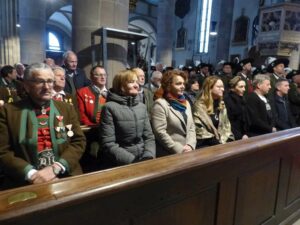 Bild: L. Abg. a. D. Martha Stocker, L. Abg. Rosmarie Pamer, BM von Hafling Sonja Anna Plank, Vizebürgermeisterin von Meran Katharina Zeller, L. Abg. Franz Locher und L. Abg. Luis Walcher in der Pfarrkirche von St. Pauls (Bild: Dolomiten/ F. Brugger)