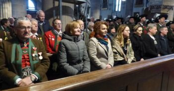 Bild: L. Abg. a. D. Martha Stocker, L. Abg. Rosmarie Pamer, BM von Hafling Sonja Anna Plank, Vizebürgermeisterin von Meran Katharina Zeller, L. Abg. Franz Locher und L. Abg. Luis Walcher in der Pfarrkirche von St. Pauls (Bild: Dolomiten/ F. Brugger)