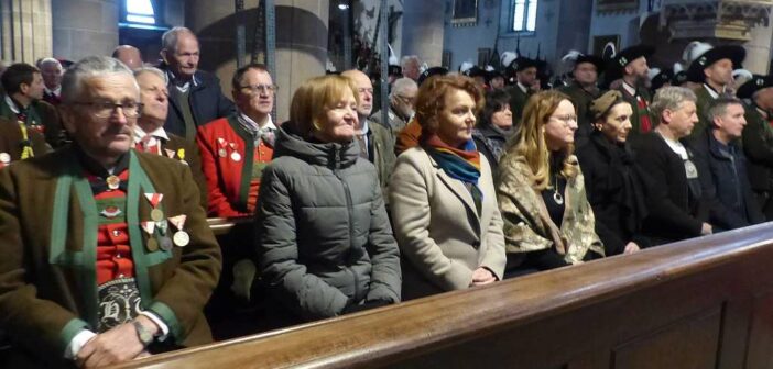 Bild: L. Abg. a. D. Martha Stocker, L. Abg. Rosmarie Pamer, BM von Hafling Sonja Anna Plank, Vizebürgermeisterin von Meran Katharina Zeller, L. Abg. Franz Locher und L. Abg. Luis Walcher in der Pfarrkirche von St. Pauls (Bild: Dolomiten/ F. Brugger)