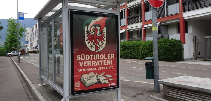 Südtiroler Heimatbund startet Plakatkampagne „SÜDTIROLER VERRATEN! AUTONOMIE VERKAUFT. “