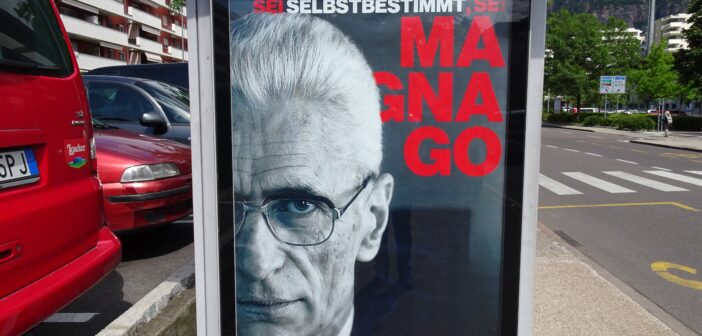 Unwahre Botschaft auf Plakat der Magnago-Stiftung: Silvius Magnago stand nie für die Selbstbestimmung Südtirols