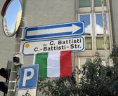 Italienische Fahnen an Straßenschildern in Bozen